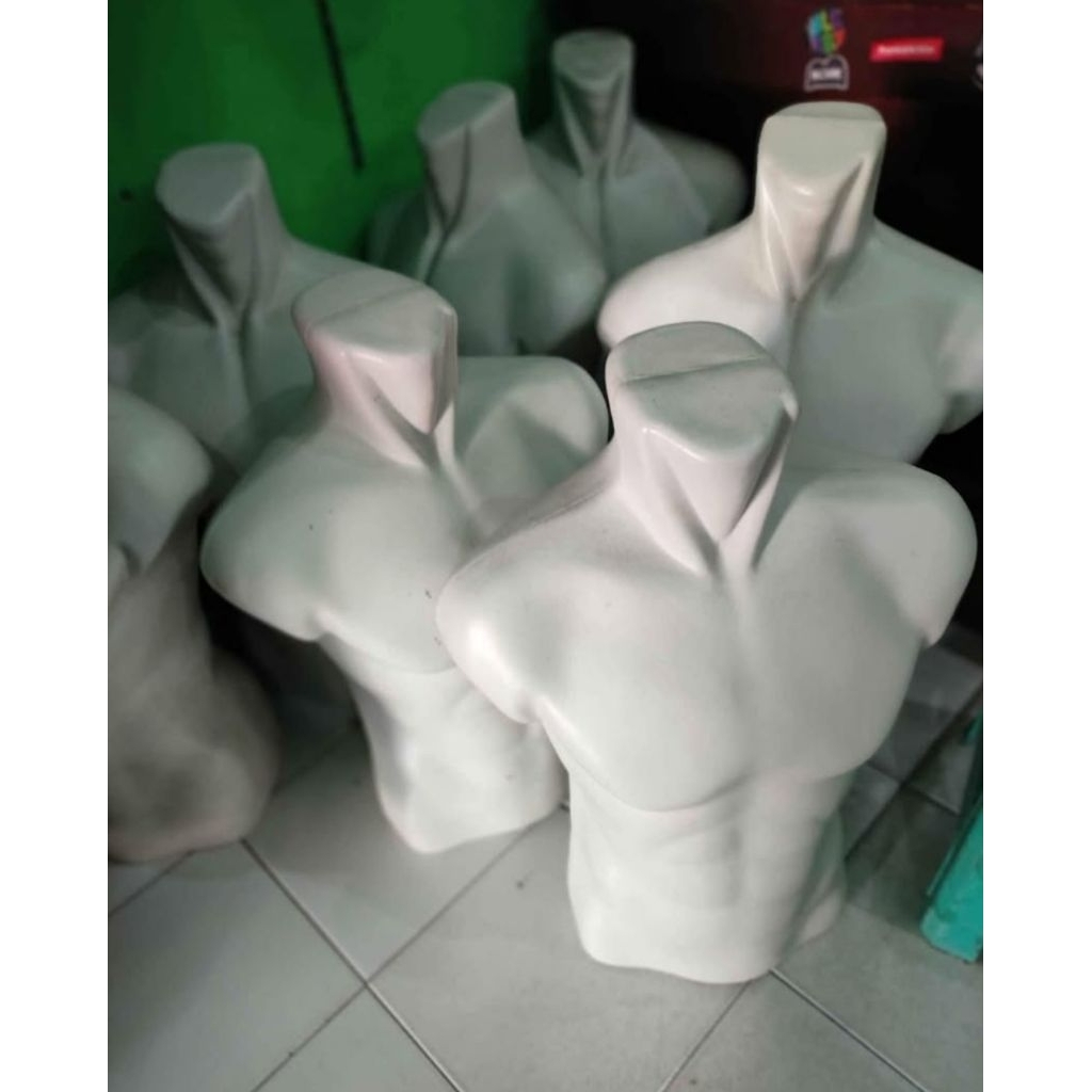 manekin patung badan pria berotot bekas pakai
