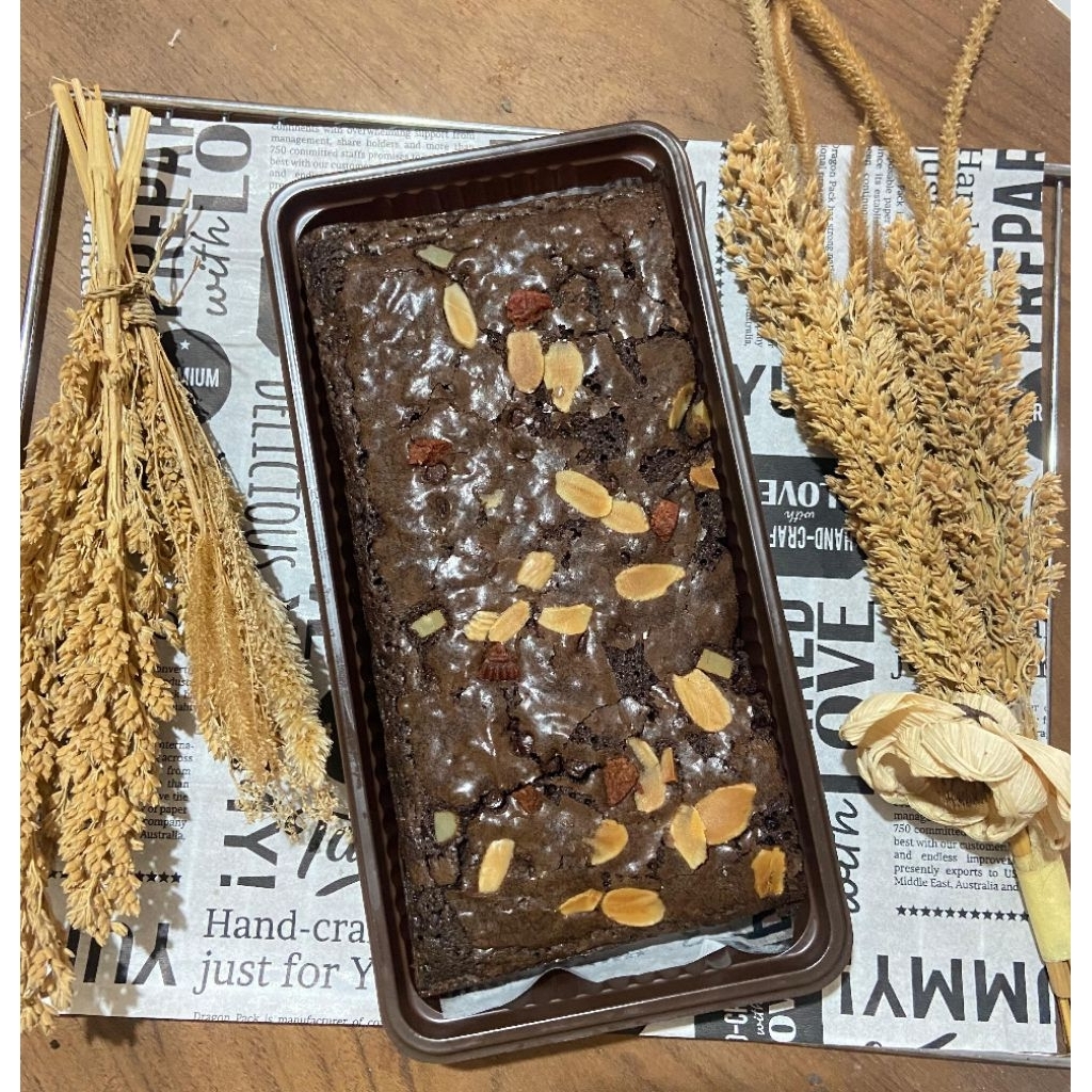 

Brownies Fudgy Dark Chocolate Natabrownies size 20×10cm /Hampers/Hadiah/Ulang tahun