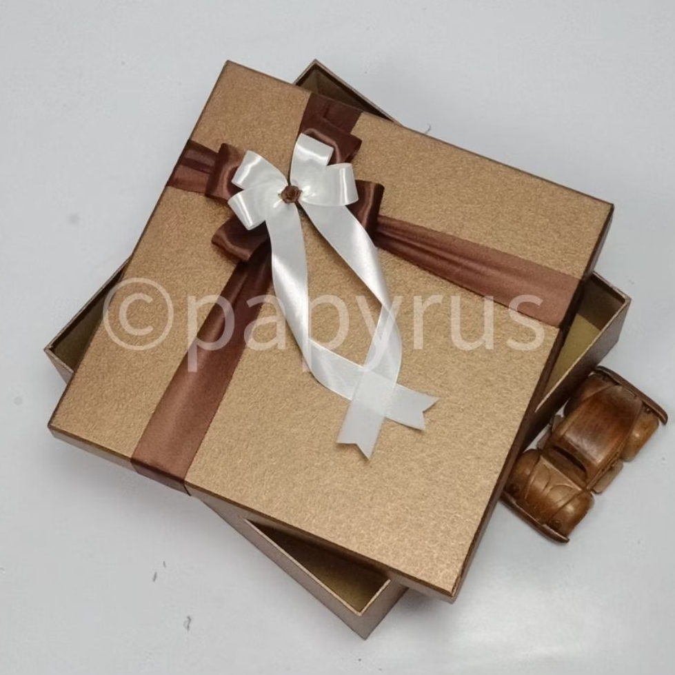 

PAPYRUS 30x30 Tinggi 10cm Kotak Kado Gift Box V1