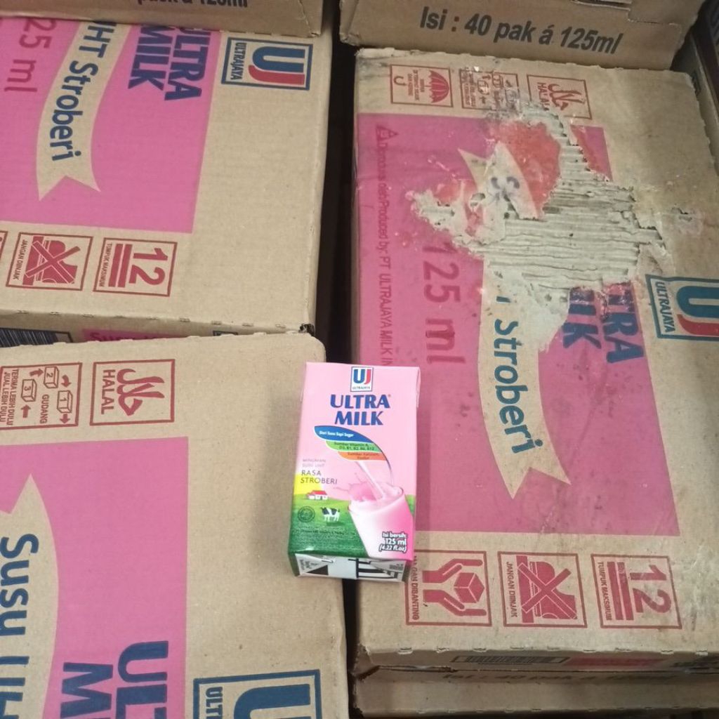 

Susu uht steril strawberry 125ml karton