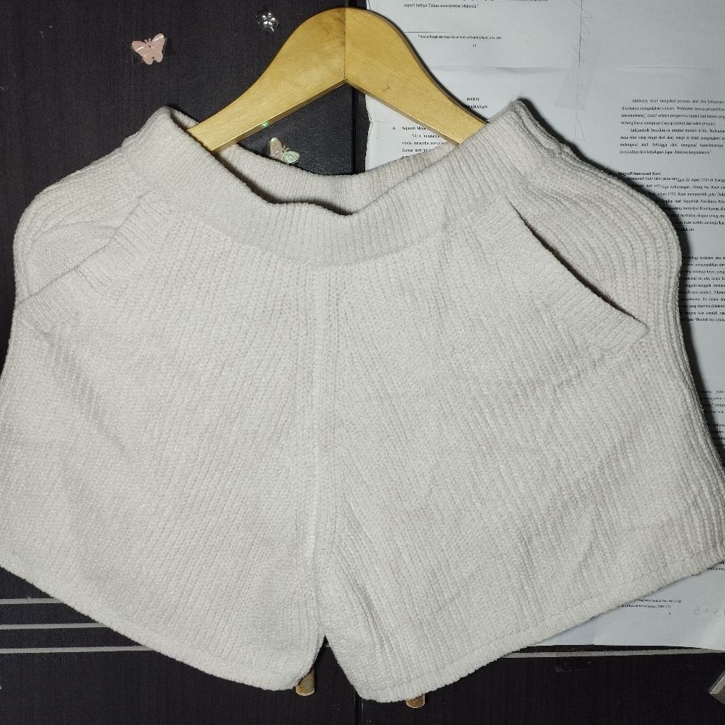CELANA PENDEK RAJUT PREMIUM CREAM BRAND GRL
