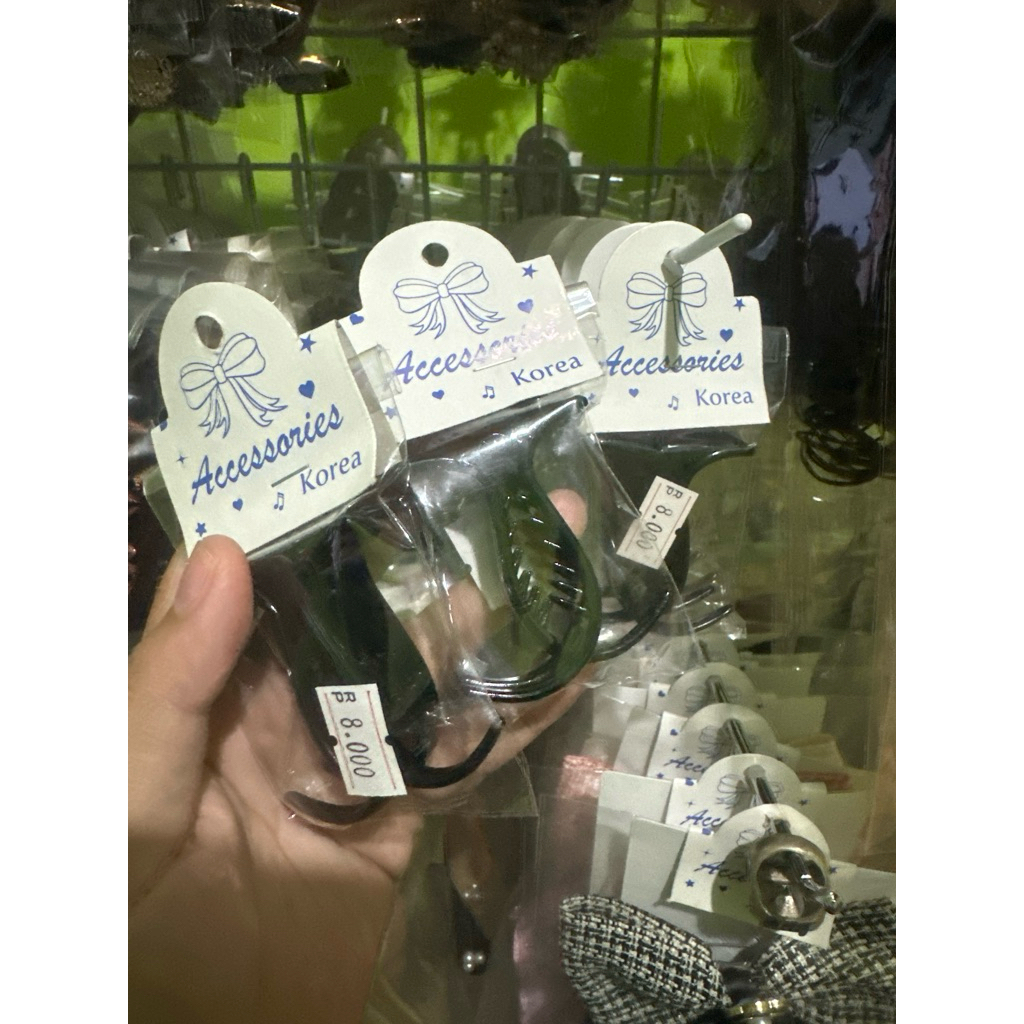 Jepit rambut hitam kecil