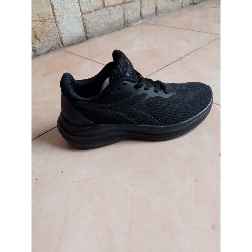 sepatu sekolah merek Diadora KALVIRA