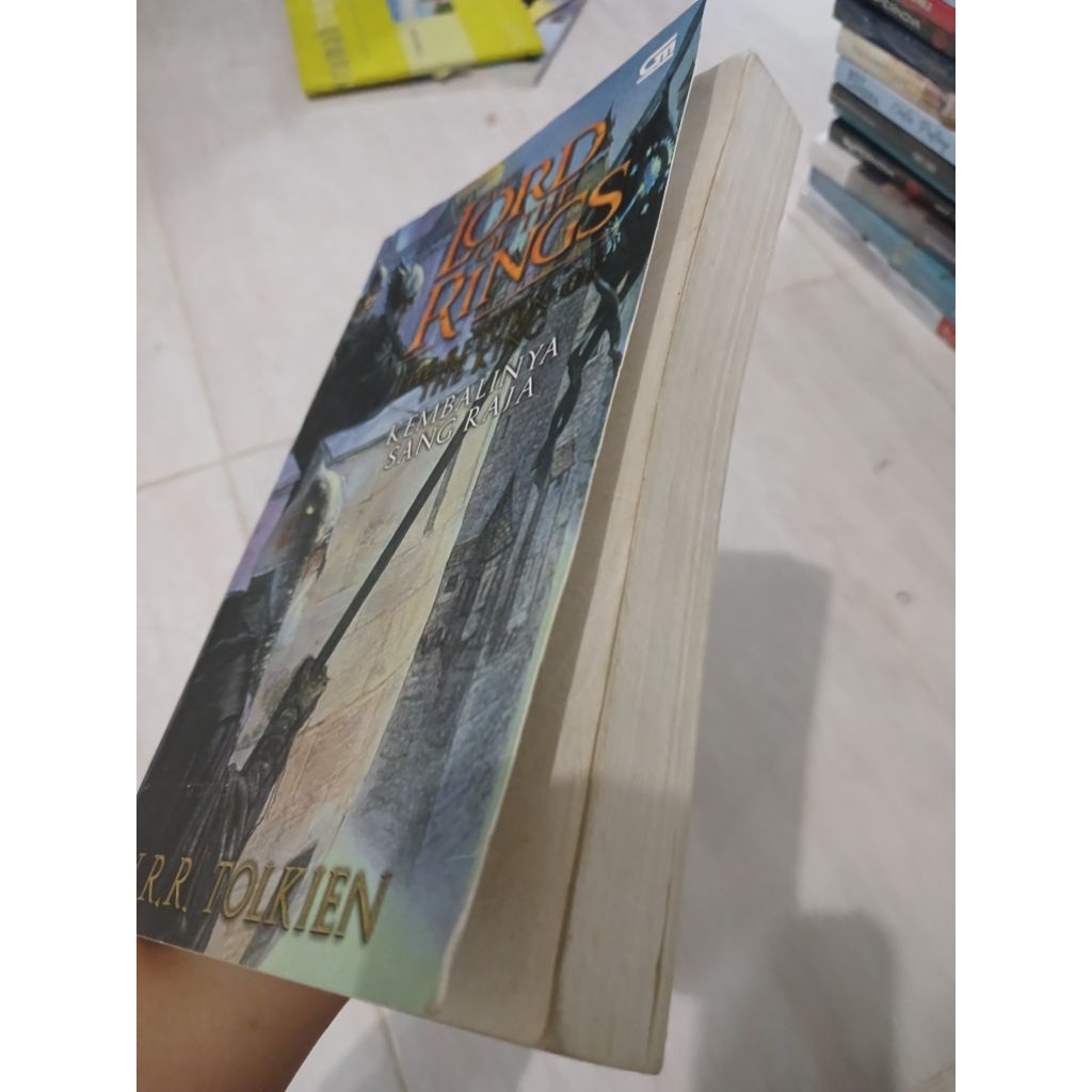 NOVEL THE LORD OF THE RING. KEMBALINYA SANG RAJA