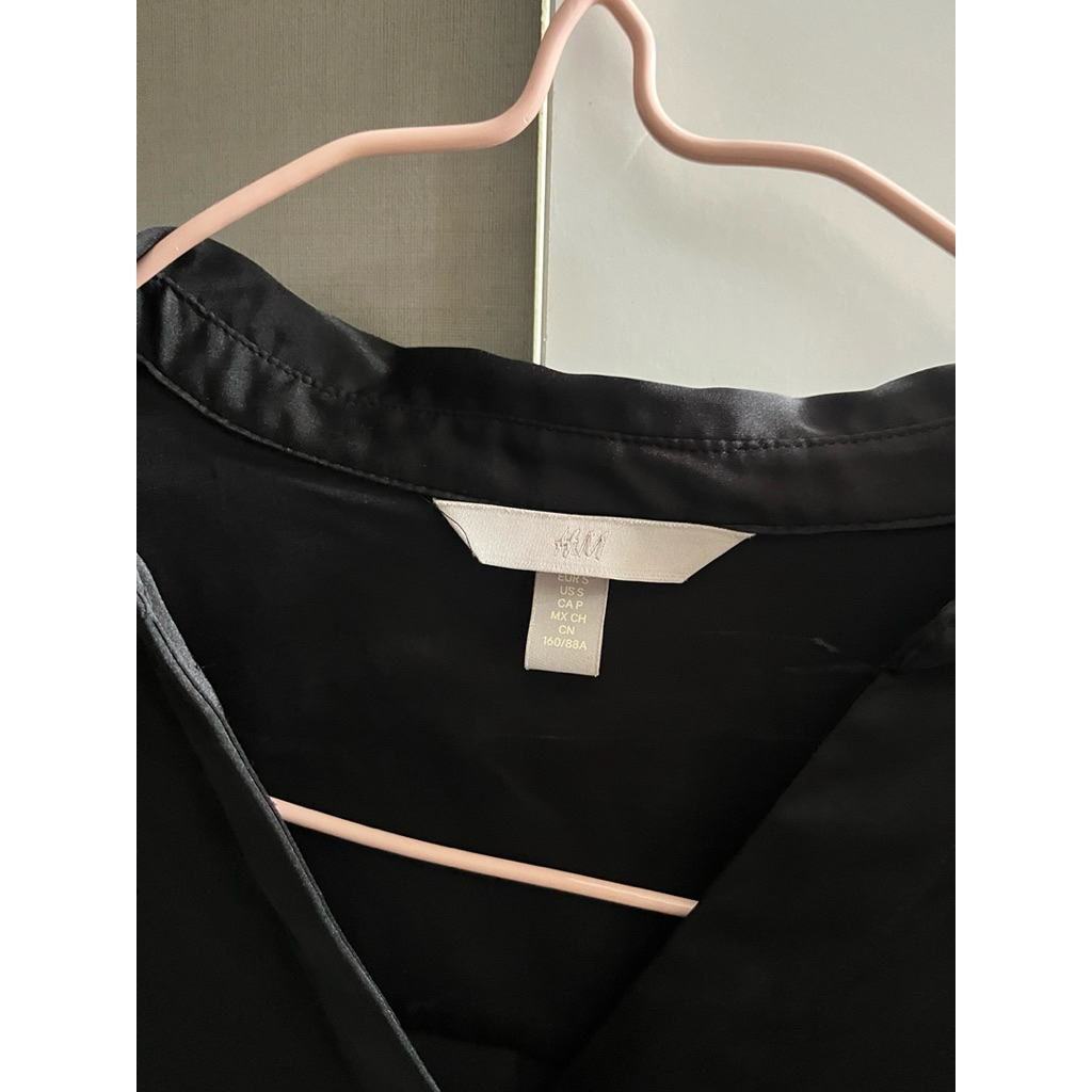 kemeja hitam H&M bahan silk size s