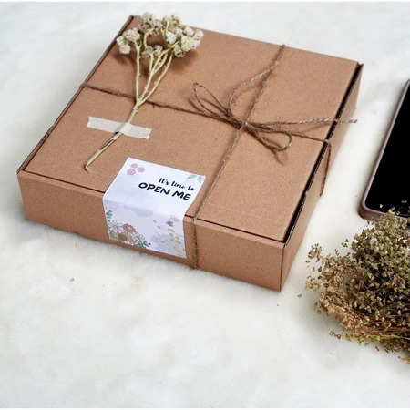 

Box Kotak Hadiah Gift Box Hampers Gift Box Hadiah Ulang Tahun Box Hadiah Anniversary 20x20x5 cm