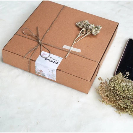 

Box Kotak Hadiah Gift Box Hampers Gift Box Hadiah Ulang Tahun Box Hadiah Anniversary 25x25x5 cm