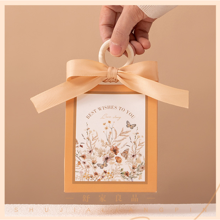 

De Gift Shop Kotak Kado | Kotak Souvenir | Kotak Souvenir Pernikahan | Kotak souvenir Ulang tahun