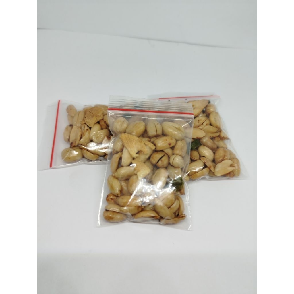 

kacang bawang gurih ekstra daun jeruk Rp. 1000 , 25 pcs siap lahap