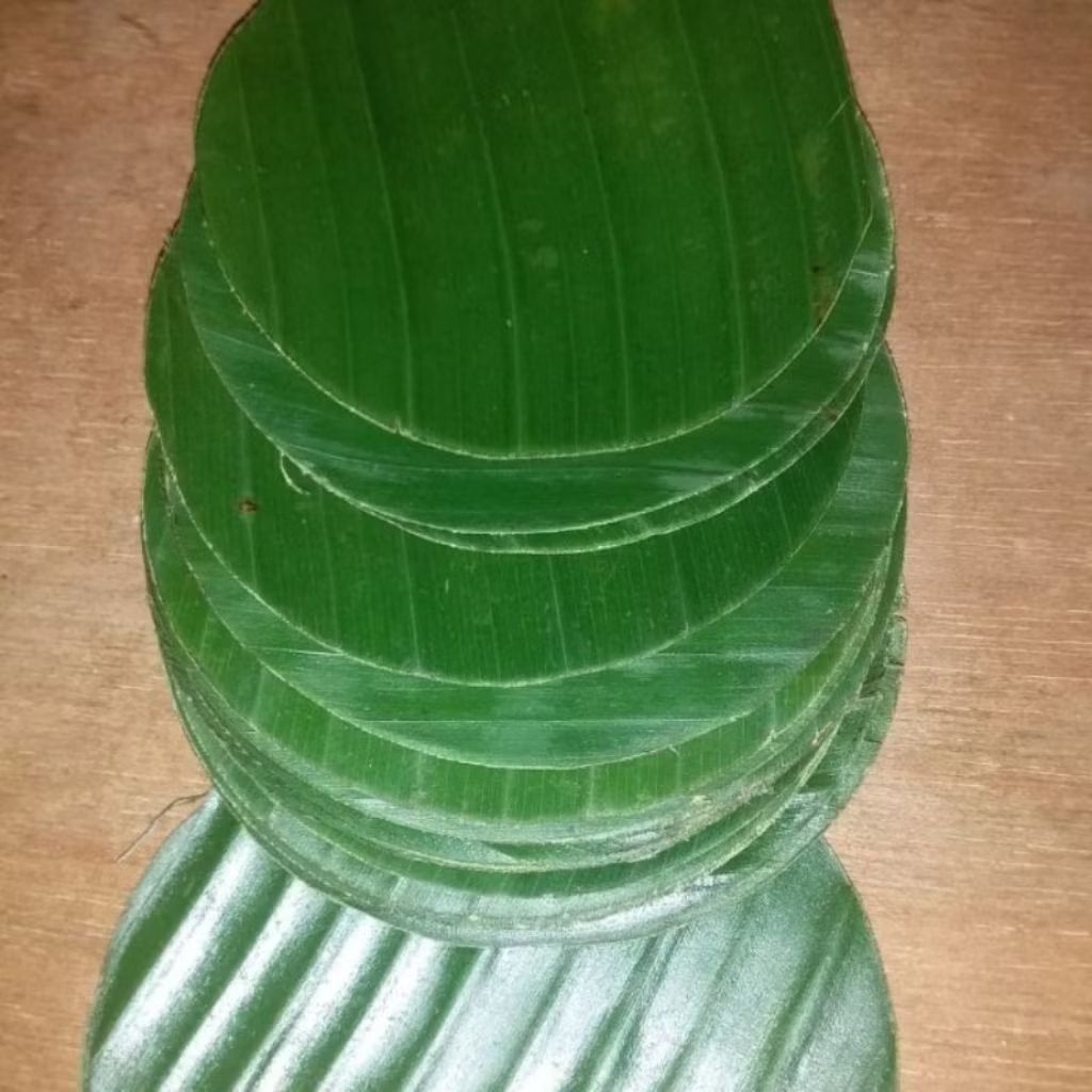 

DAUN PISANG BULAT ALAS PIRING PERASMANAN ukuran 20 cm 25 lembar