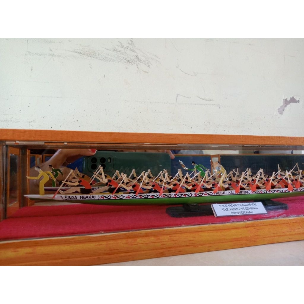 PACU JALUR. miniatur pacu jalur dalam kaca..