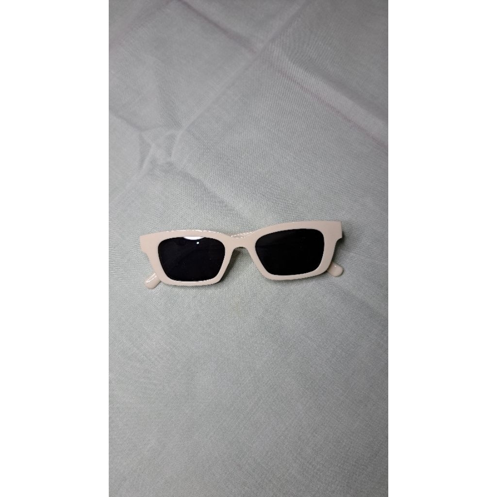 kacamata hitam putih