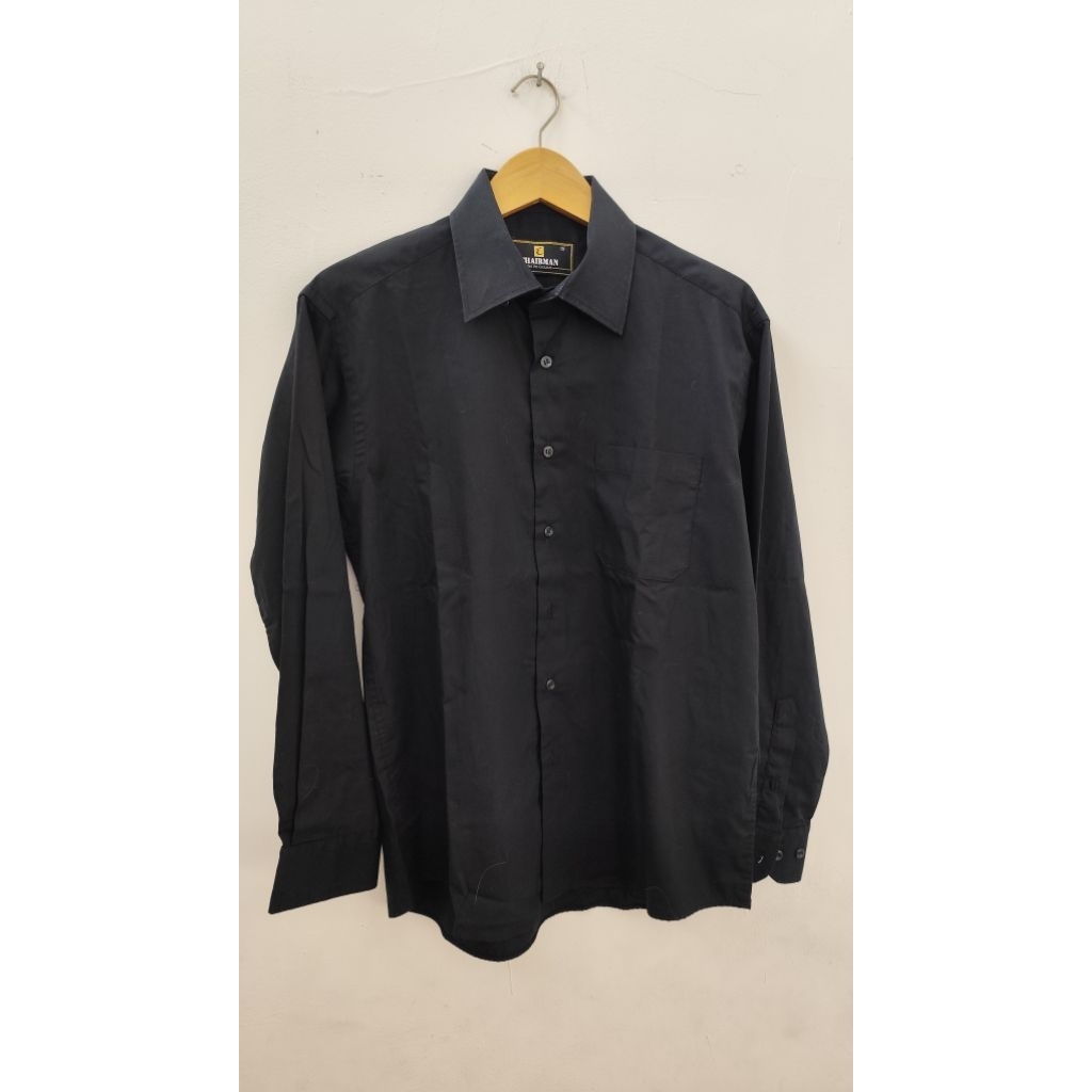 CHAIRMAN Kemeja hitam lengan panjang M.I