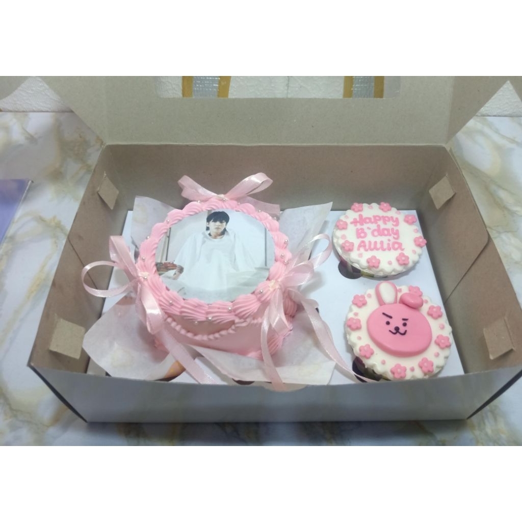 

Korean Lunch Box and Cupcake Combination