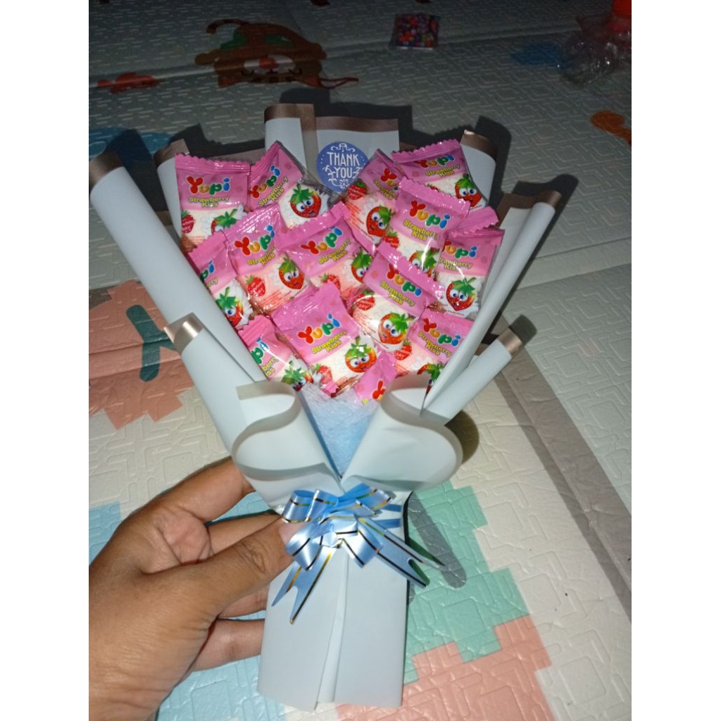 

BUKET PERMEN YUPI BENTUK LOVE