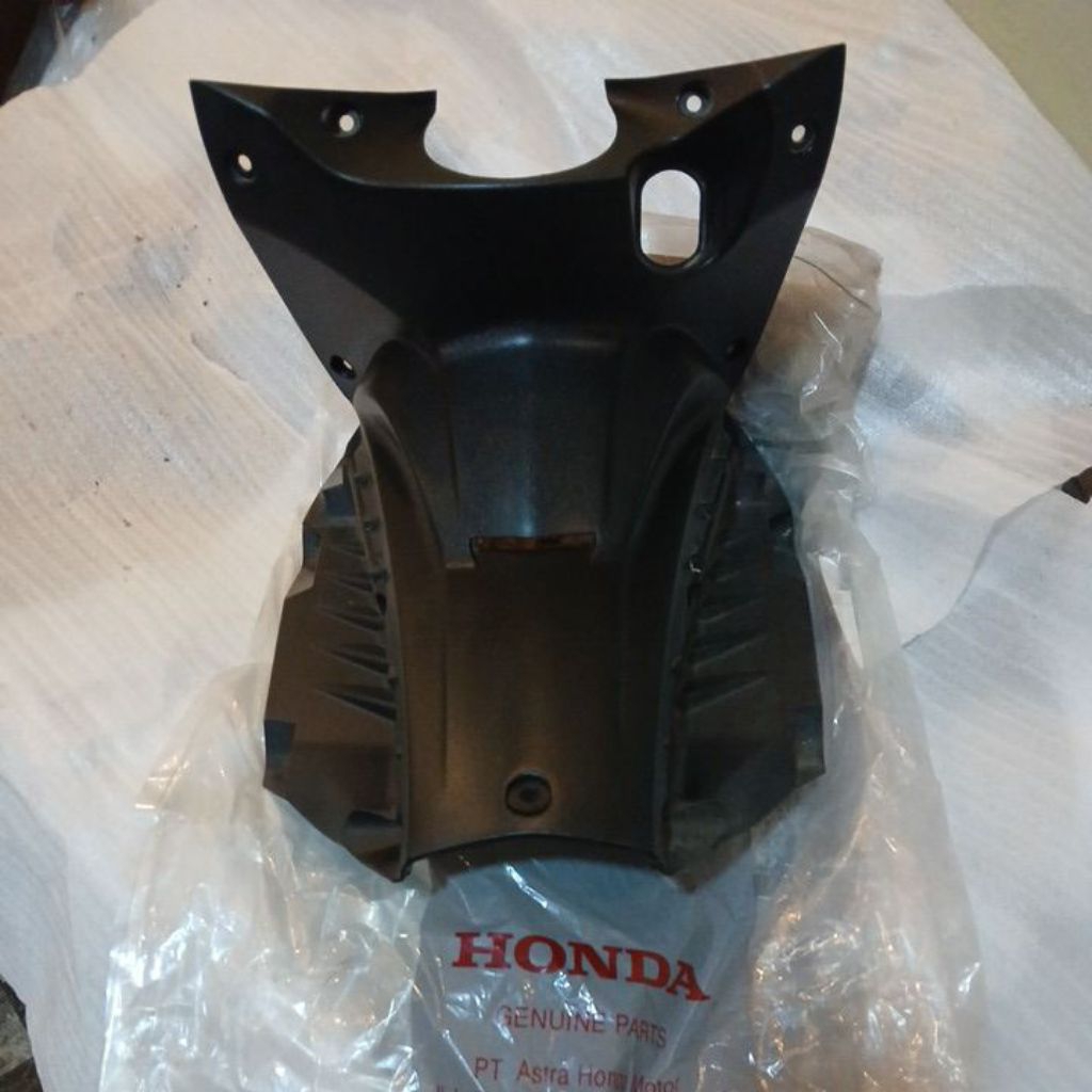 64320 KWB 920 COVER MAIN PIPE DEK TENGAH HONDA BLADE KARBU ORIGINAL AHM