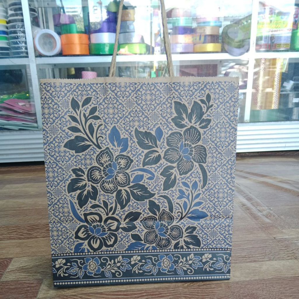 

Paperbag/ godebag/tas kertas batik ukuran 24×22×8t