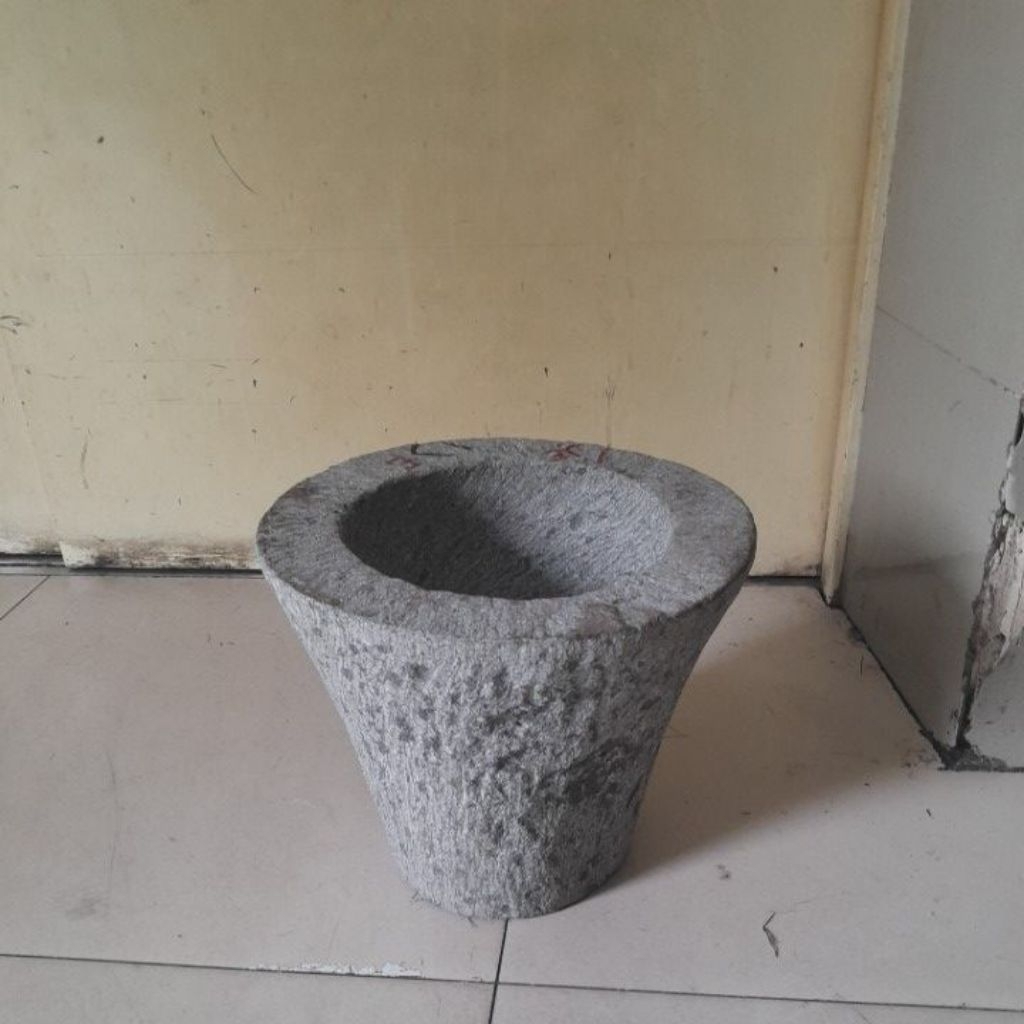 Lumpang Batu asli ukuran Diameter 30 cm / Tinggi 26 cm