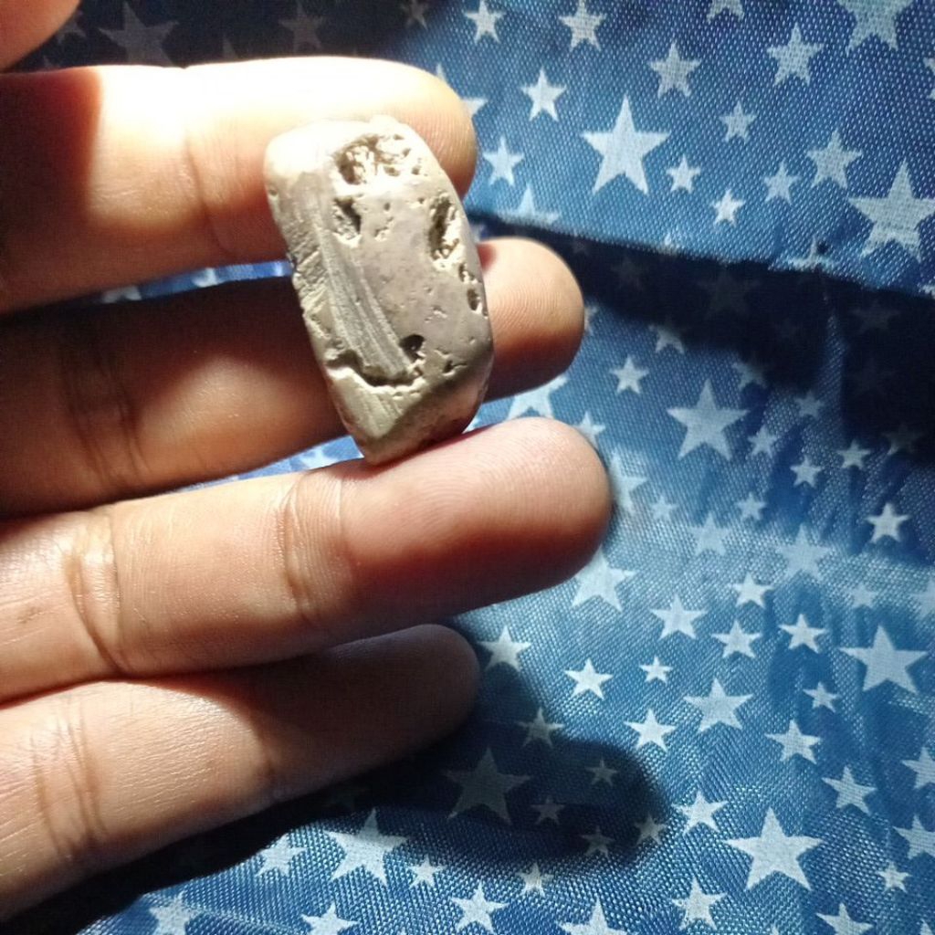 batu bolong temuan alam