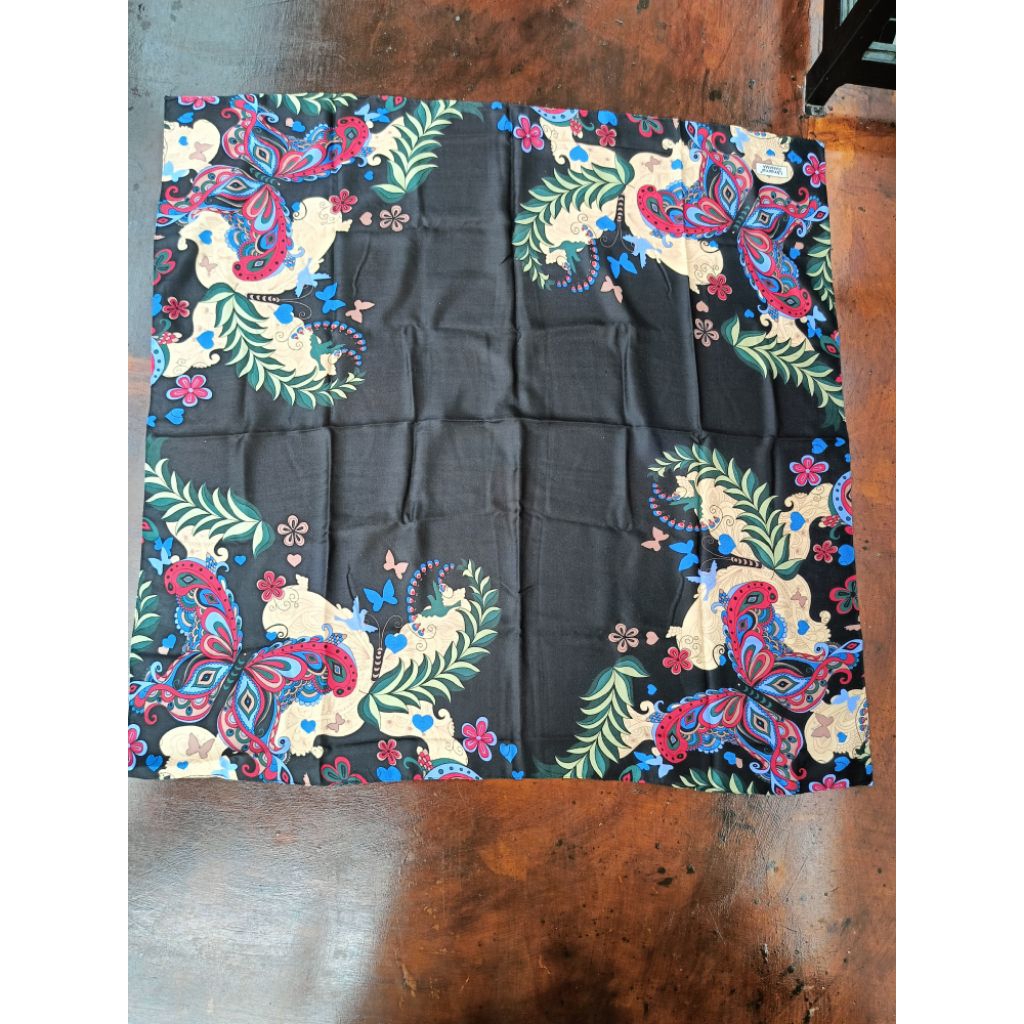 PRELOVED HIJAB/KERUDUNG HITAM MOTIF SAMPING BY UMAMA