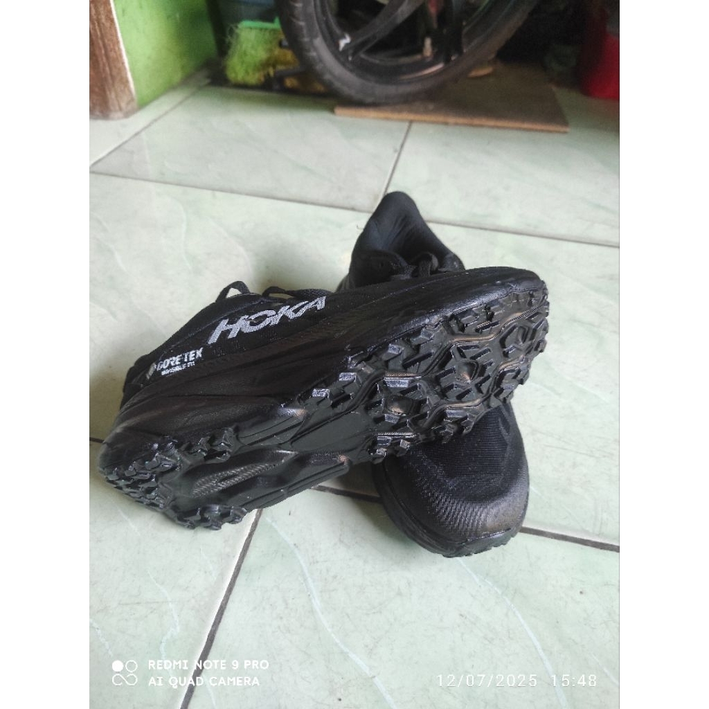 sepatu trail running hoka