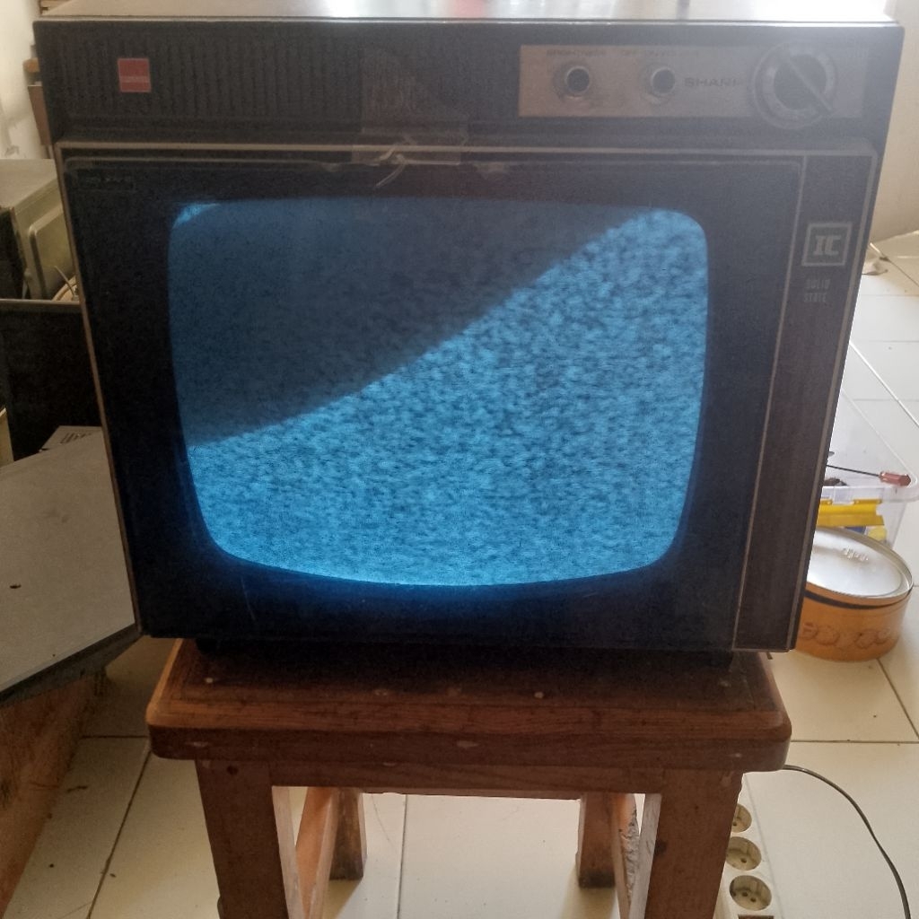 TV JADUL layar hidup merk SHARP