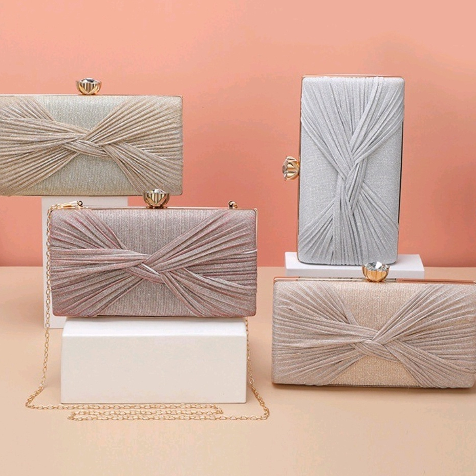 Tas Pesta Clutch Wanita dengan Tali Rantai Slempang, Desain Elegan dan Modis dalam Warna Hitam, Emas