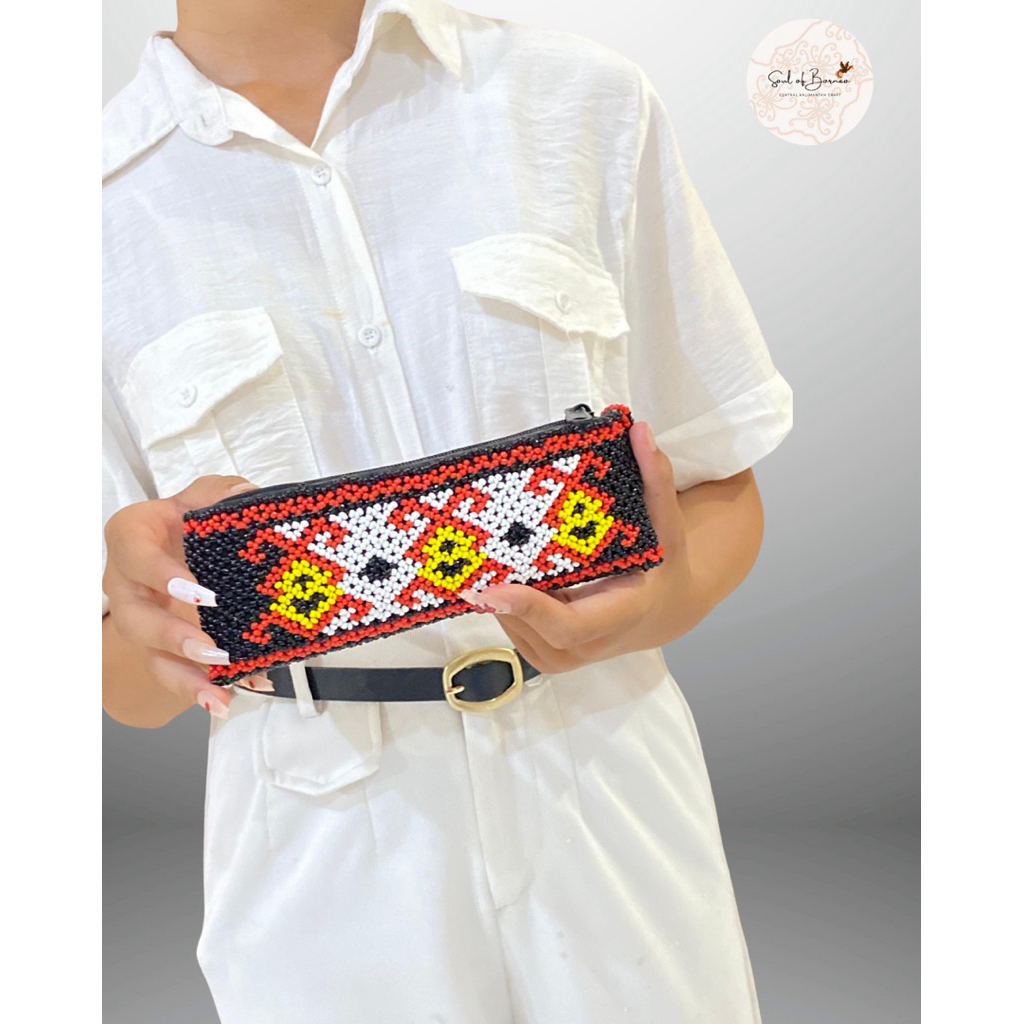 

KOTAK PENSIL MANIK MOTIF DAYAK