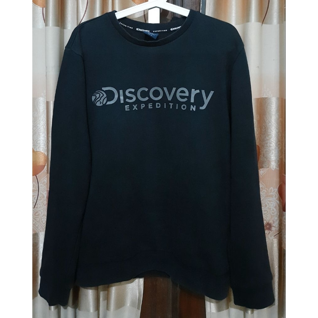 Crewneck Big Logo Brand Discovery Expedition navy gelap ke Hitam
