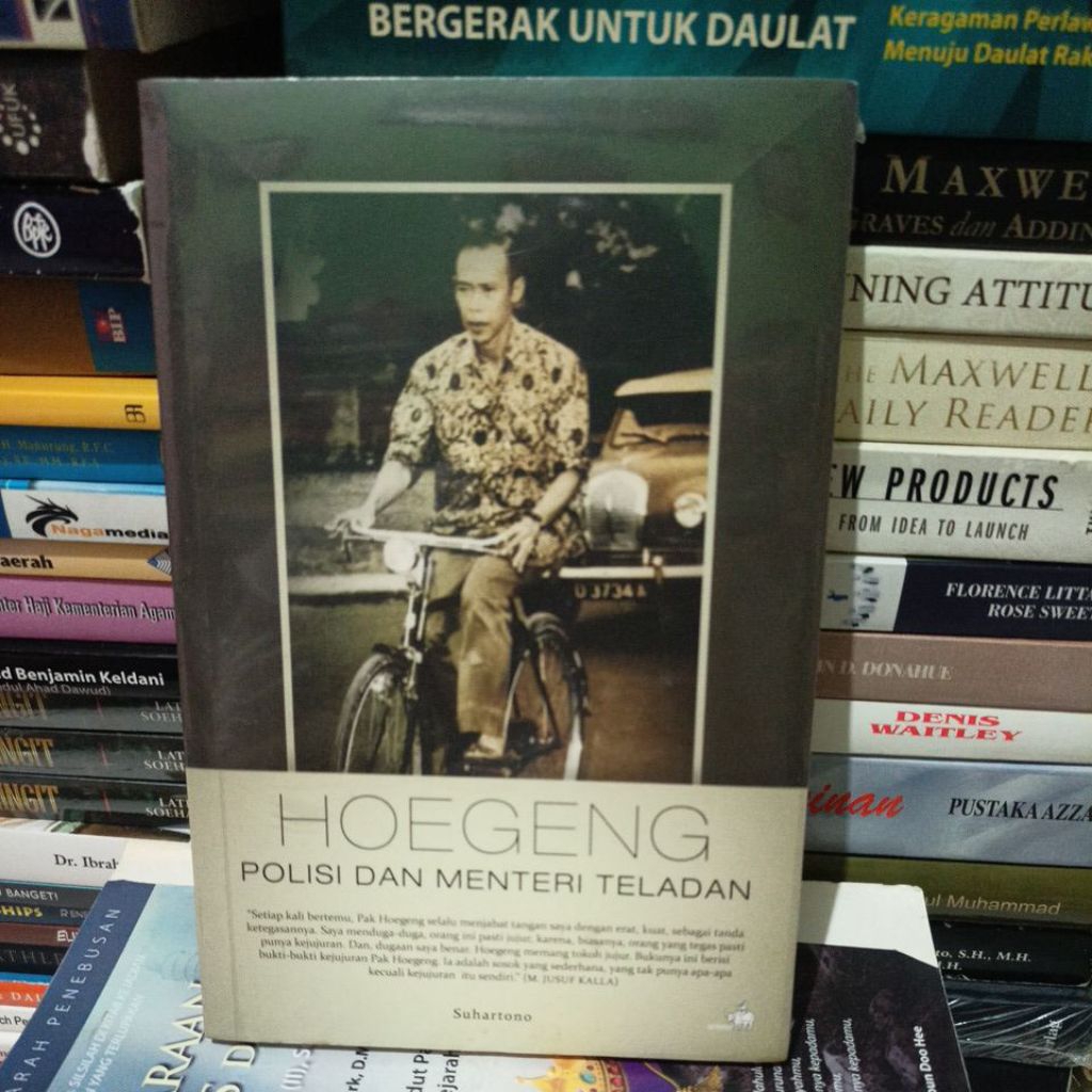 Buku Hoegeng: polisi dan menteri teladan by Suhartono