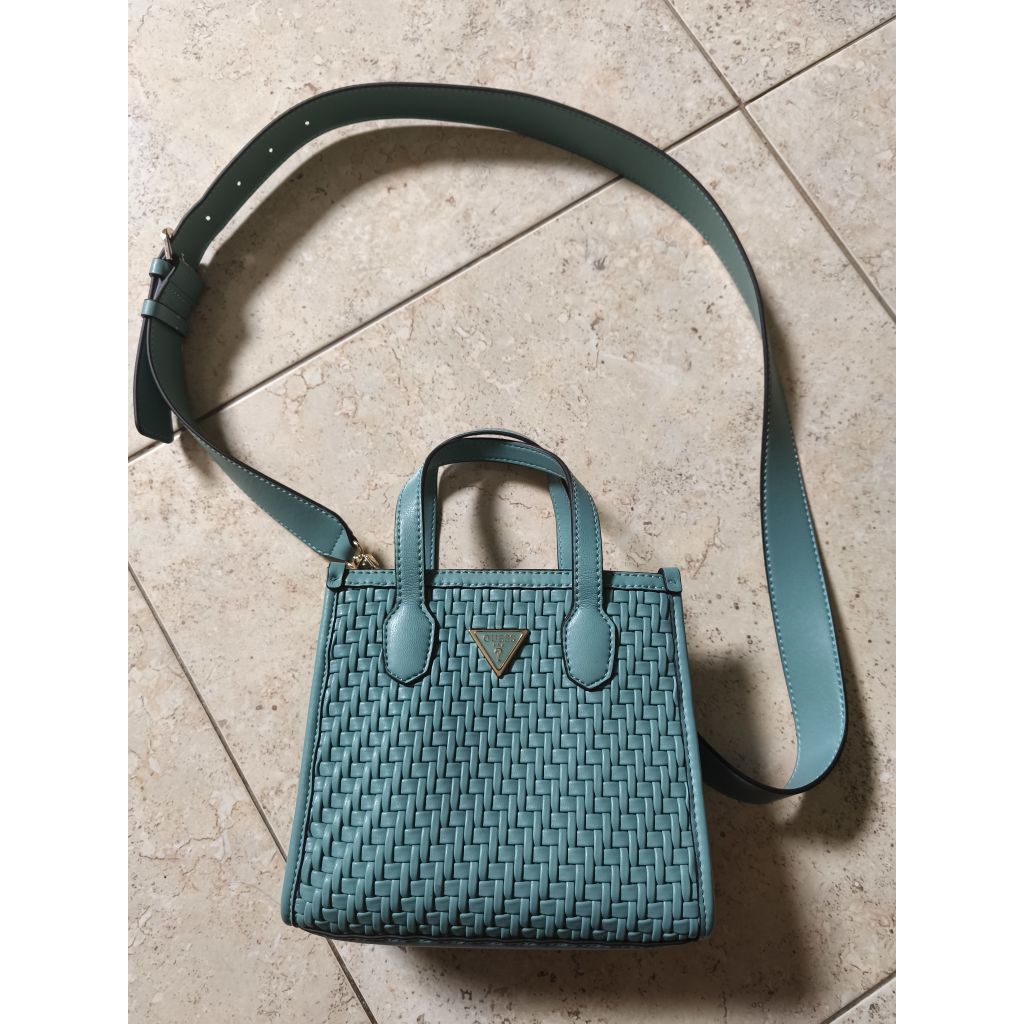 PRELOVED --- Tas Guess warna biru