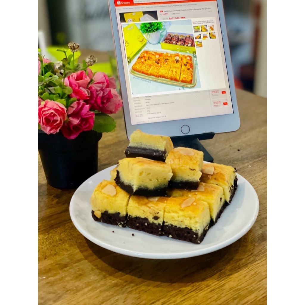 

Danish Mini Lapis Lekker Holland Original - Fudgy Brownies Panggang 10x10 ( 9 potong) Cemilan Oleh-Oleh by danishdapurcake