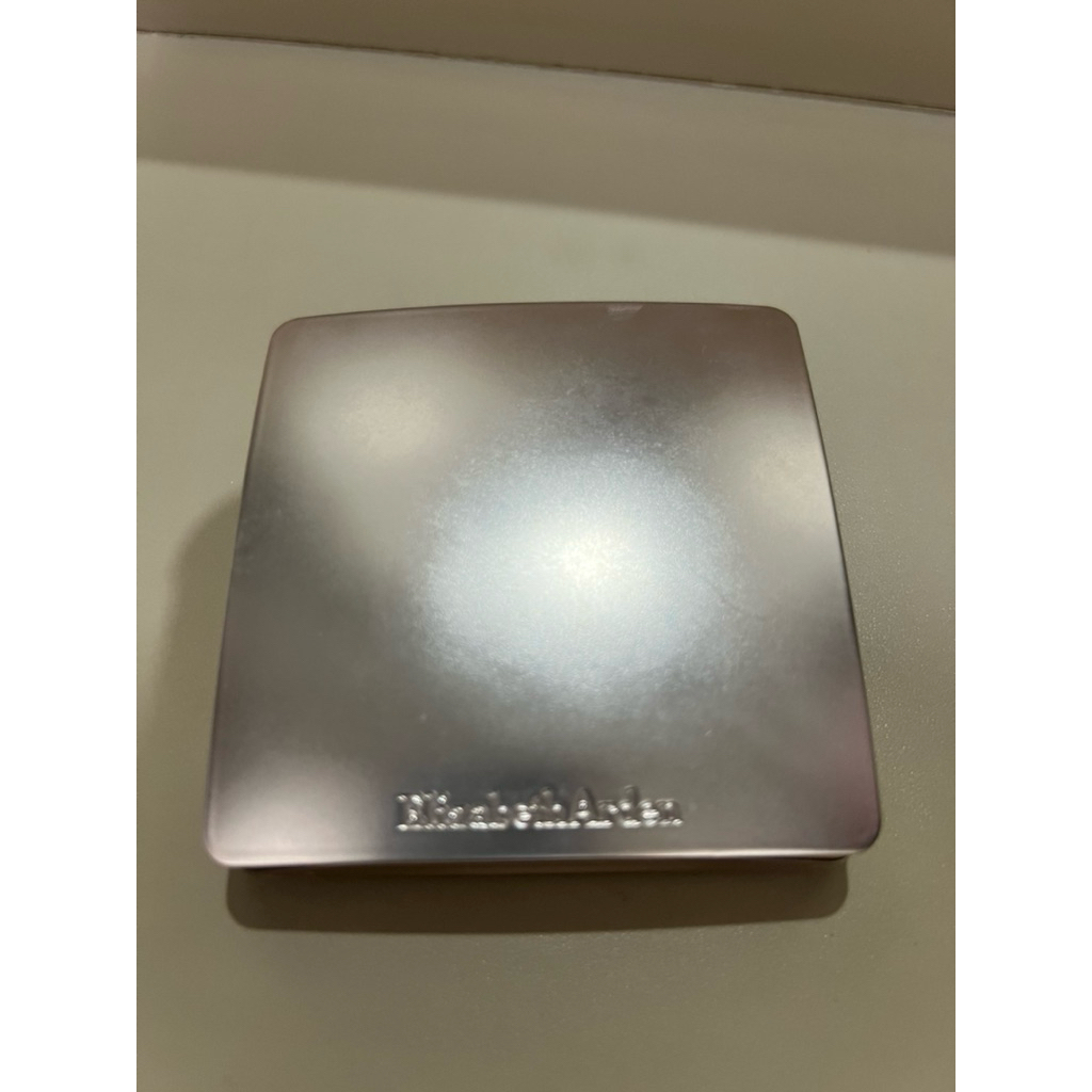 PRELOVED - Elizabeth Arden - FLAWLESS FINISH SKINCARING PRESSED POWDER