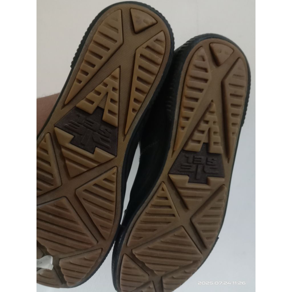 sepatu second Diesel 43