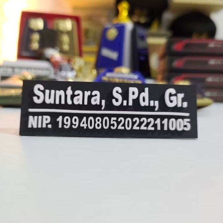 

papan nama nametag Full Hitam hurup timbul memakai NIP best seller