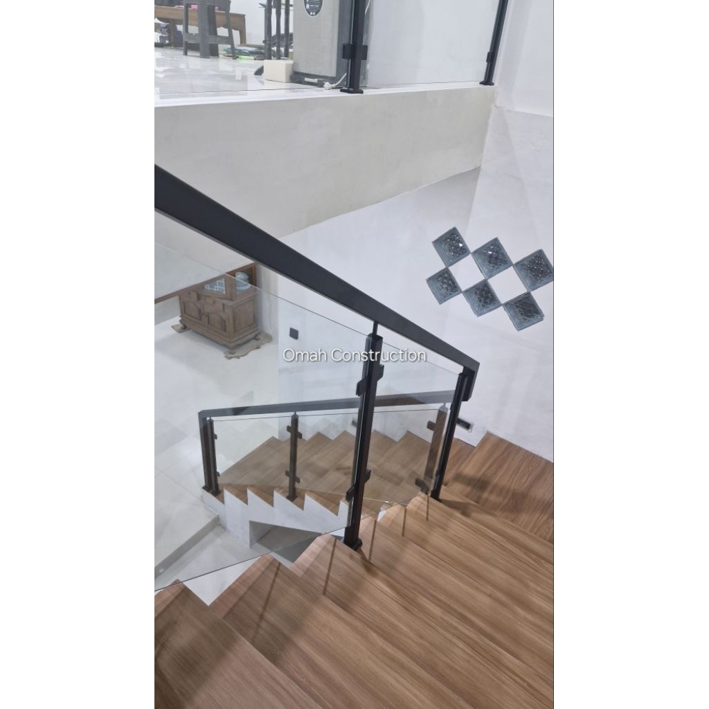 Railing Pagar Tangga Void Balkon Hollow Galvanis Hitam Besi Kaca Tempered 8 mm Murah Minimalis Mewah