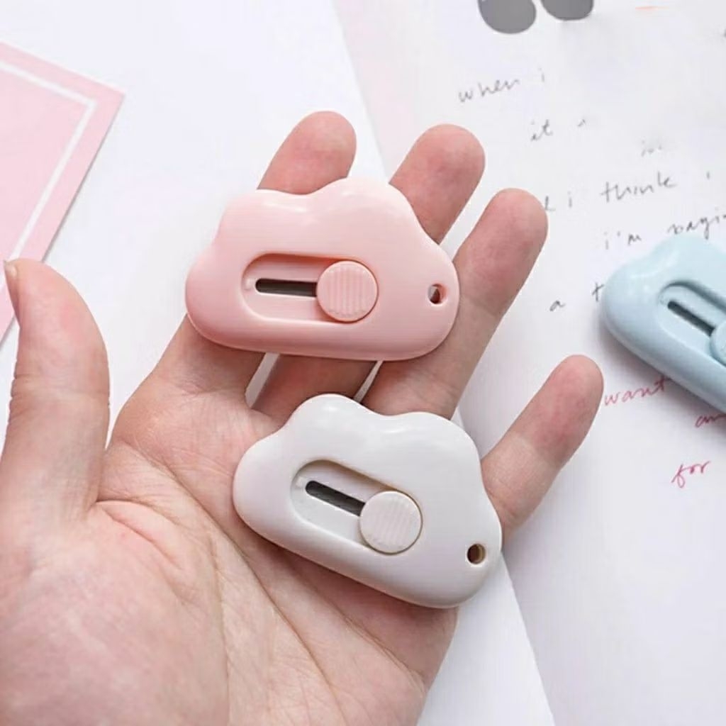 

Cutter Mini Bentuk Awan Lucu – Pisau Kecil Pemotong Kertas Portable Stainless Steel 6x4 cm