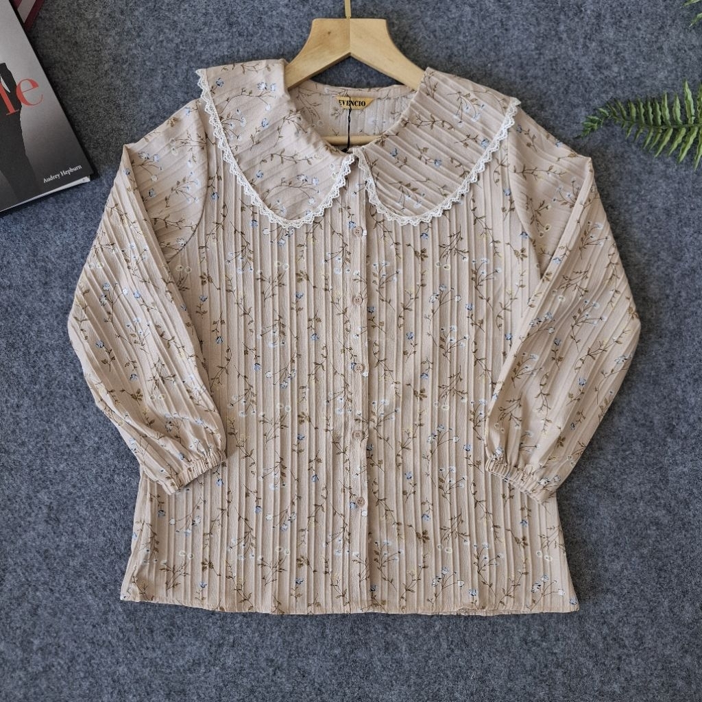 Blouse Wanita Motif Bunga dengan Kerah Renda Lebar – Look Manis & Vintage