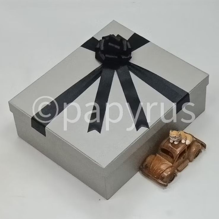 

PAPYRUS 25x30 Tinggi 10cm Kotak Kado Gift Box Hardbox Hampers V3