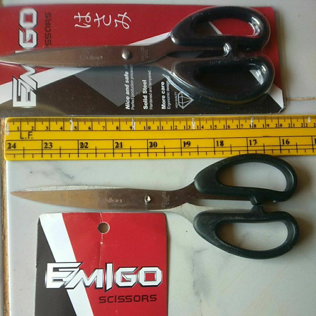

gunting EMIGO besar panjang 21 cm . bahan tebal.tajam.