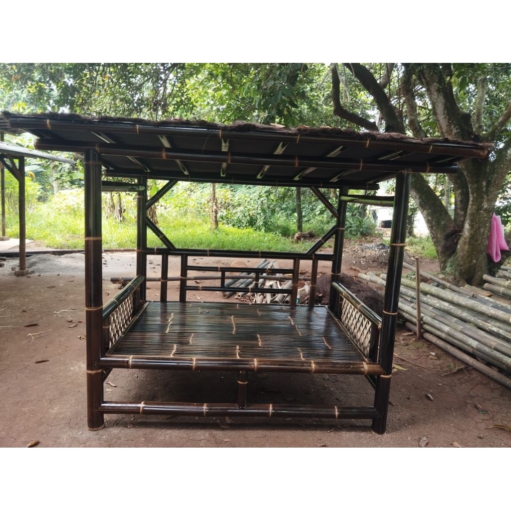 SAUNG.GAZEBO.BERDESAIN.ALAM.TERBUAT..BAMBU..HITAM..ASLI