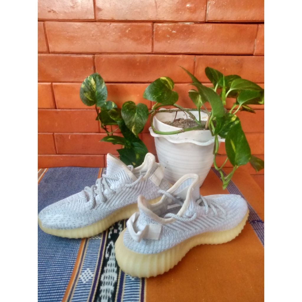 preloved sepatu lari yezi