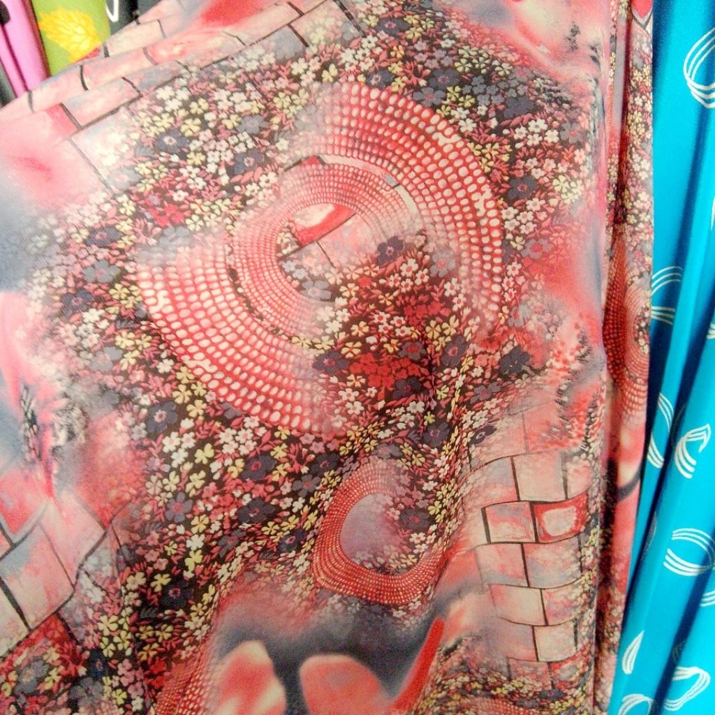 Kain Ceruty Sifon Premium Motif Lingkar Bunga Merah – Bahan Flowly Elegan ajt