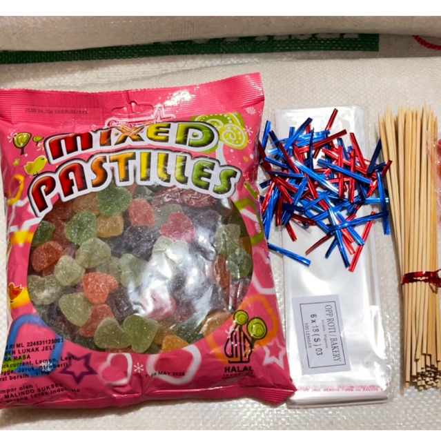 

HALAL(bentuk RANDOM yaa),mixed pastiles,permen jelly,kenyal,rasa buah(plastik,kawat ikat,lidi)