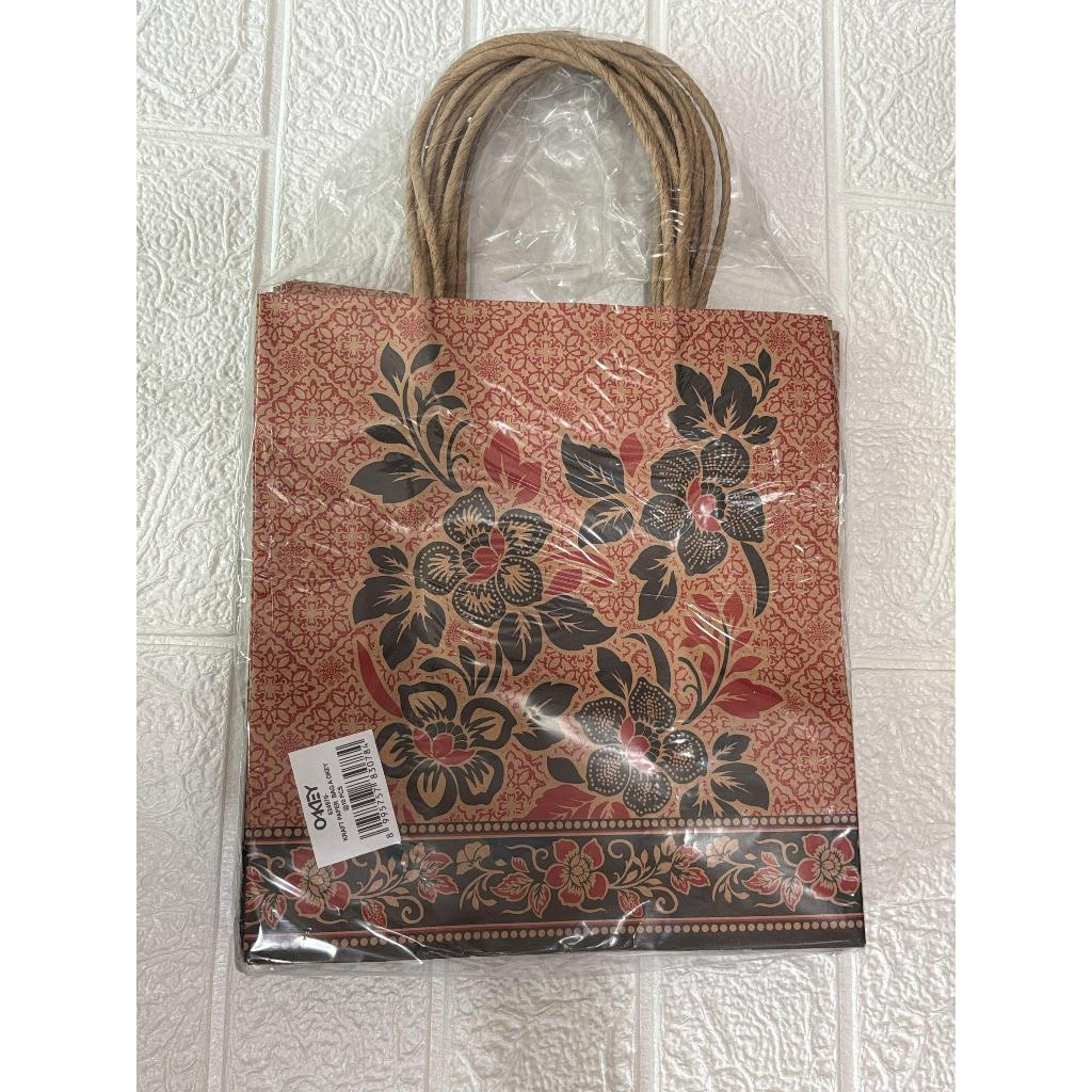 

Paper bag / Goodie Bag / Tas Kado Batik Kecil OKEY 1 Pack Isi 10 Pcs 22cm x 24 xm x 8 cm