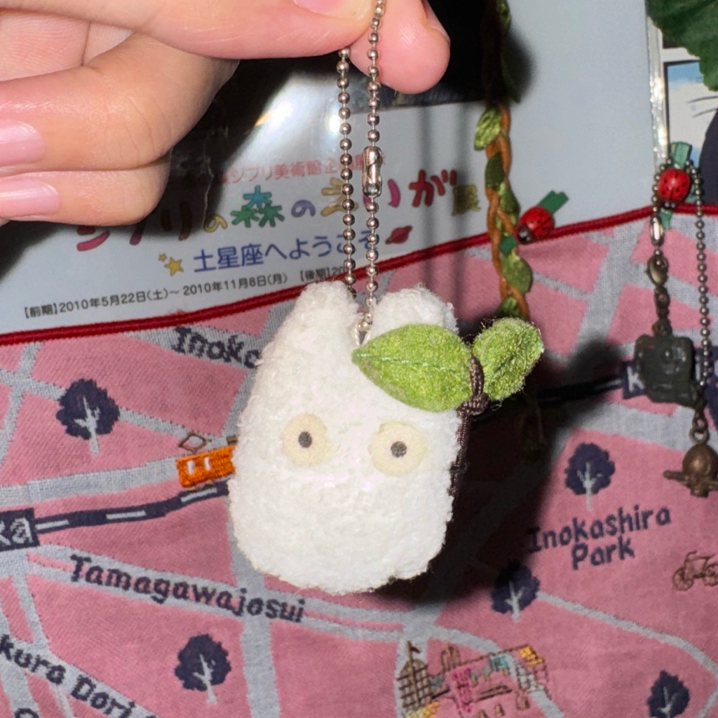 TOTORO putih bulu bawa daun ganci kecil gantungan kunci original studio ghibli