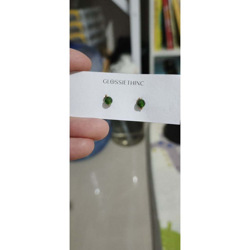 Glossiethinc-diopside stud earring 14k gold filled