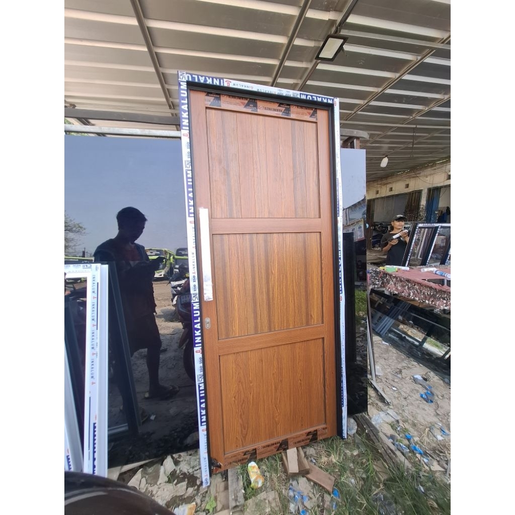 pintu 1 daun + kusen kombinasi hitam aluminium motif urat kayu L90 x T200