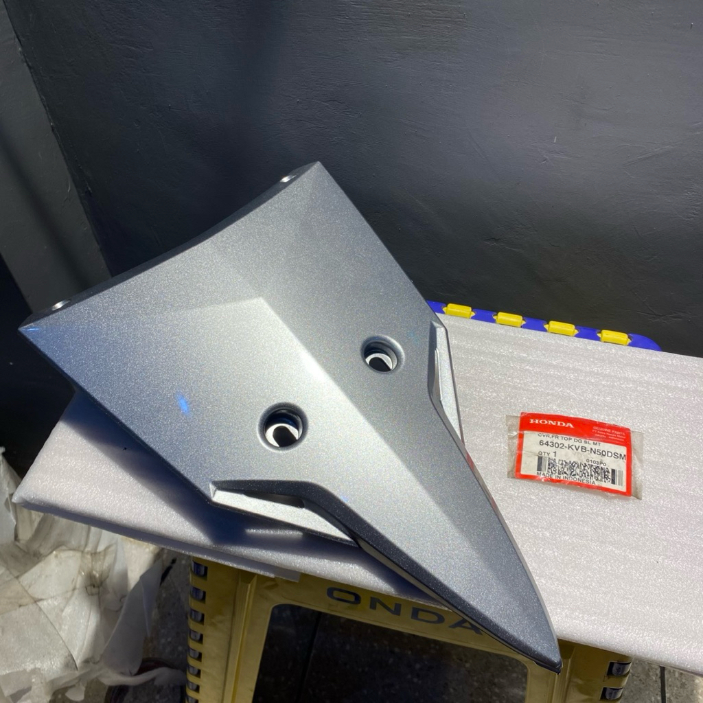 COVER TAMENG DASI DEPAN VARIO TECHNO 110 KARBU SILVER ORIGINAL AHM 64302 KVB N50DSM