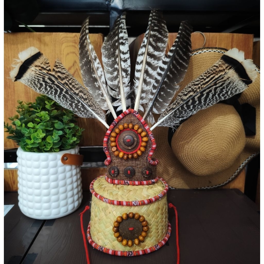 Topi adat khas Dayak (kalimantan)